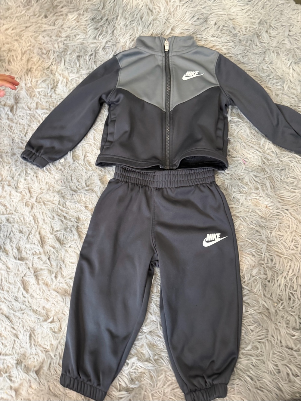 Nike Kids Black and Gray Full Zip track outfit 2 t toddler - Picture 2 of 3